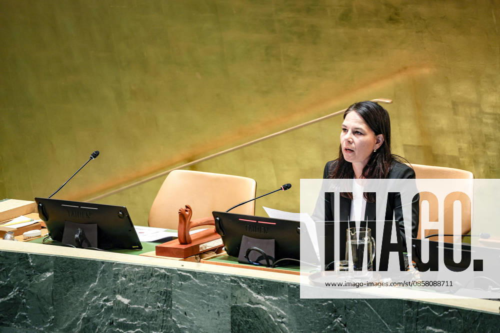 President of the General Assembly ANNALENA BAERBOCK hits Thorâ€⠢s gavel during the UN General Assembly Plenary Debate on mediation, conflict prevention and peaceful dispute resolution at UNHQ in New York. New York USA - ZUMAo116 20260601_znp_o116_032