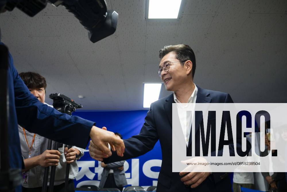 Seoul mayoral candidate Chong Won-o of the ruling Democratic Party of Korea greets reporters at his campaign office in Seoul, South Korea, as local elections are underway on Wednesday, June 3, 2026 Seoul South Korea - ZUMAh163 20260603_znp_h163_011
