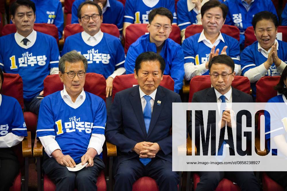Members of the ruling Democratic Party of Korea, including party leader Jung Chung-rae, center, celebrate as exit poll results predict a landslide win for their party in the local elections, on Wednesday, June 3, 2026 at the National Assembly in Seoul, South Korea. Seoul South Korea - ZUMAh163 20260603_znp_h163_016