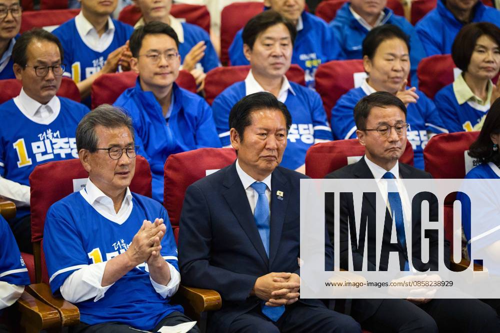Members of the ruling Democratic Party of Korea, including party leader Jung Chung-rae, center, celebrate as exit poll results predict a landslide win for their party in the local elections, on Wednesday, June 3, 2026 at the National Assembly in Seoul, South Korea. Seoul South Korea - ZUMAh163 20260603_znp_h163_018