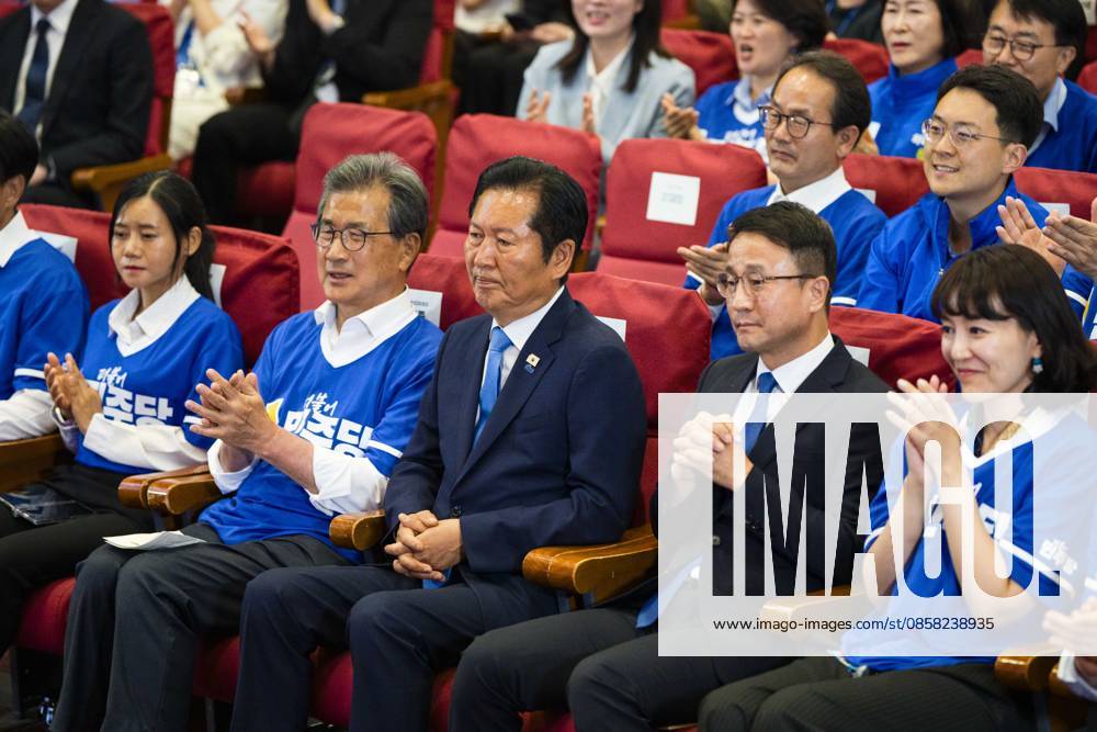 Members of the ruling Democratic Party of Korea, including party leader Jung Chung-rae, center, celebrate as exit poll results predict a landslide win for their party in the local elections, on Wednesday, June 3, 2026 at the National Assembly in Seoul, South Korea. Seoul South Korea - ZUMAh163 20260603_znp_h163_020