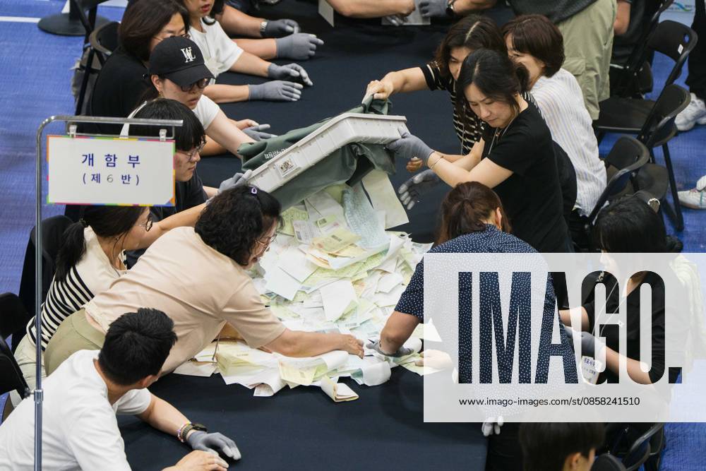 Poll workers count ballots after the conclusion of voting in South Koreaâ€⠢s local elections on Wednesday, June 3, 2026 in Seoul, South Korea. Seoul South Korea - ZUMAh163 20260603_znp_h163_034
