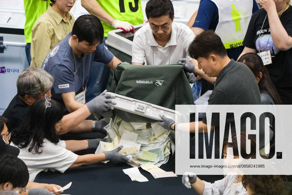 Poll workers count ballots after the conclusion of voting in South Koreaâ€⠢s local elections on Wednesday, June 3, 2026 in Seoul, South Korea. Seoul South Korea - ZUMAh163 20260603_znp_h163_046