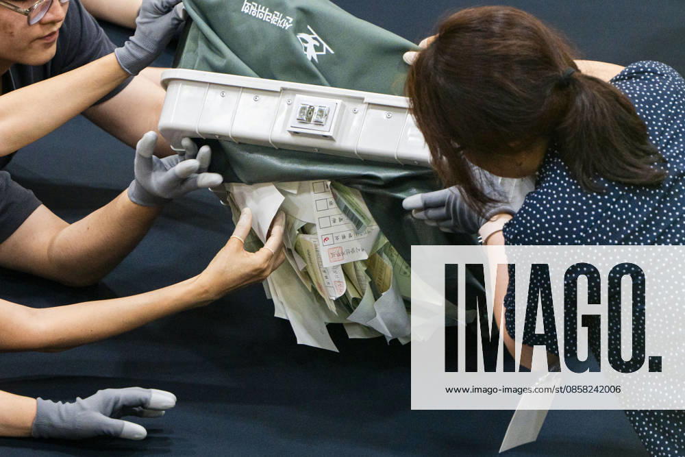 Poll workers count ballots after the conclusion of voting in South Koreaâ€⠢s local elections on Wednesday, June 3, 2026 in Seoul, South Korea. Seoul South Korea - ZUMAh163 20260603_znp_h163_033