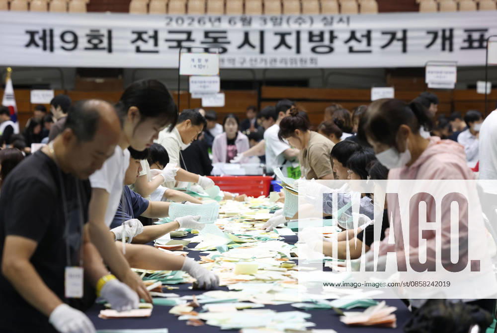 Ballot counting for local elections under way CR Ballot counting for local elections under way CR Election workers launch ballot counting in the local elections on June 3, 2026, at a counting center in Gwanak Ward in Seoul. 2026-06-03 22:27:19 < 1980-2026 YONHAPNEWS AGENCY. .> ¼¿ïƯº°½Ã