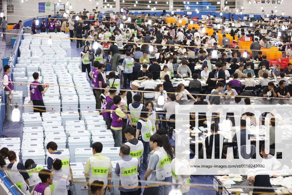 Ballot counting for local elections begins CR Ballot counting for local elections begins CR Election workers begin ballot counting in the local elections on June 3, 2026, at a counting center in Daegu, some 240 kilometers south of Seoul. (Yonhap) 2026-06-03 22:27:27 < 1980-2026 YONHAPNEWS AGENCY. .> 뱸±¤¿ª½Ã