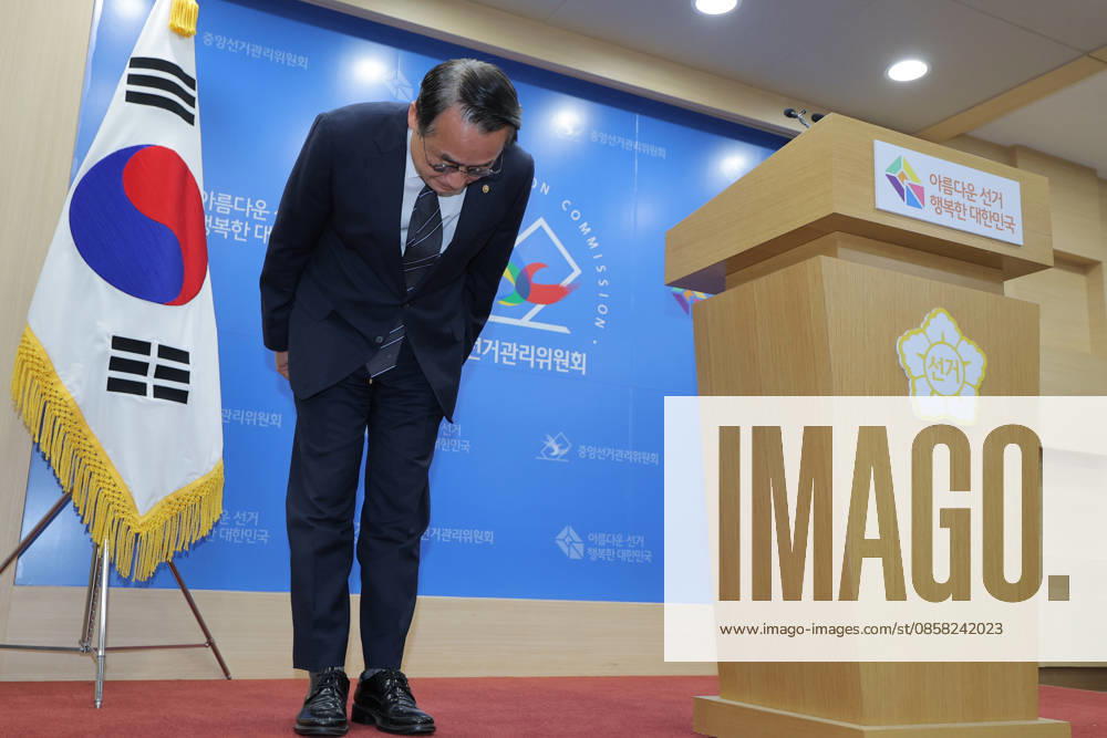 Public apology for ballot shortage in local elections Public apology for ballot shortage in local elections Heo Cheol-hoon, secretary general of the National Election Commission, issues a public apology after a shortage of ballot papers prompted the temporary suspension of voting in the local elections on June 3, 2026, at some polling stations in southern Seoul. (Yonhap) 2026-06-03 22:27:41 < 1980-2026 YONHAPNEWS AGENCY. .> ¼¿ïƯº°½Ã