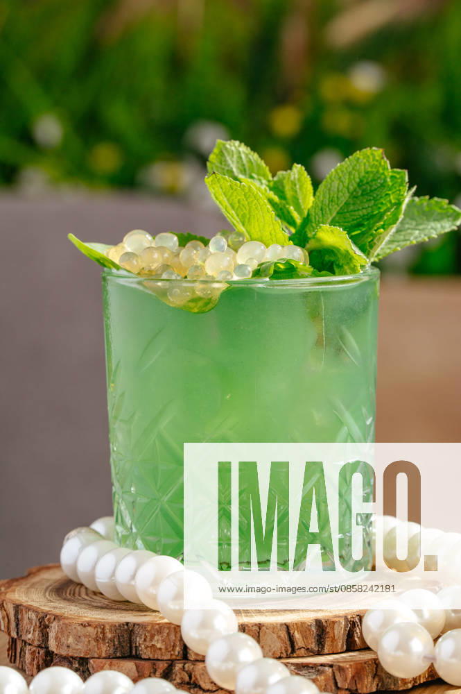IMAGO Creative, Lifestyle, Feste im Garten #2 Creative green mint cocktail with popping boba R_KUAL26052897-2039756-01
