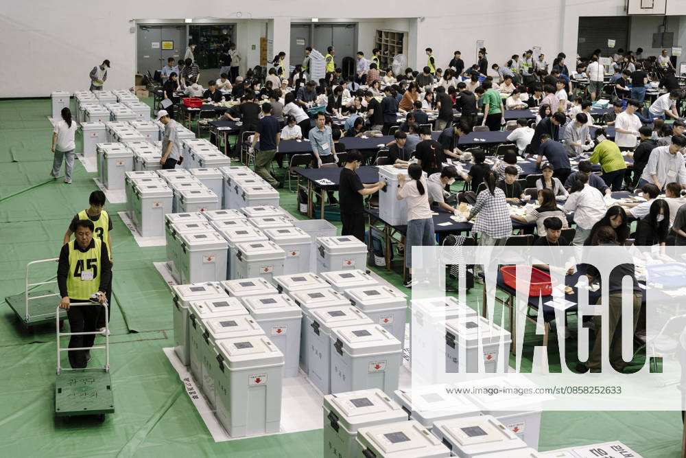 Election workers count ballots at a vote-counting center following South Korea s nationwide local elections on June 3. Voters elected mayors, governors, local council members and regional education superintendents. Seoul South Korea - ZUMAm346 20260603_znp_m346_020