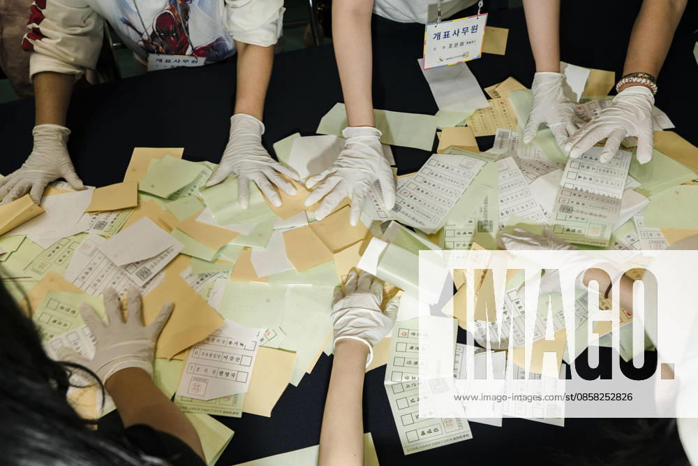 Election workers sort ballots from opened ballot boxes on counting tables at a vote-counting center following South Korea s nationwide local elections on June 3. Voters elected mayors, governors, local council members and regional education superintendents. Seoul South Korea - ZUMAm346 20260603_znp_m346_014