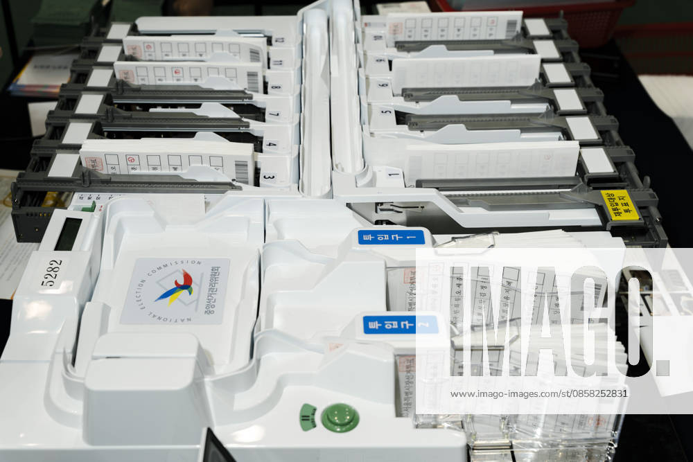 A vote-counting machine sorts ballots at a vote-counting center following South Korea s nationwide local elections on June 3. Voters elected mayors, governors, local council members and regional education superintendents. Seoul South Korea - ZUMAm346 20260603_znp_m346_015