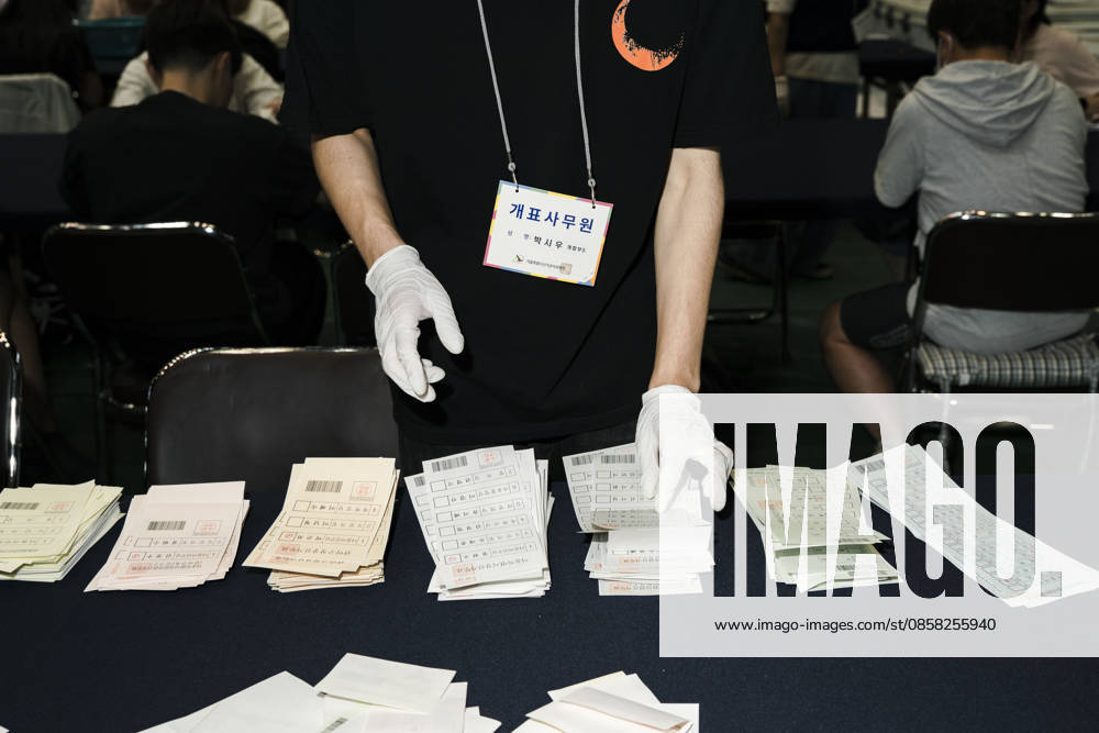 Election workers count ballots at a vote-counting center following South Korea s nationwide local elections on June 3. Voters elected mayors, governors, local council members and regional education superintendents. Seoul South Korea - ZUMAm346 20260603_znp_m346_008