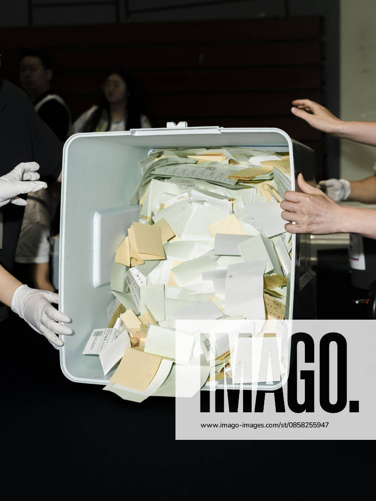 Election workers open ballot boxes and pour ballots onto counting tables at a vote-counting center following South Korea s nationwide local elections on June 3. Voters elected mayors, governors, local council members and regional education superintendents. Seoul South Korea - ZUMAm346 20260603_znp_m346_012