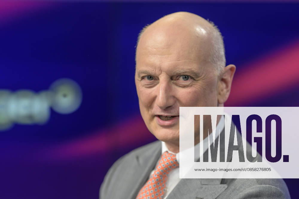V.l.: Nikolas Stihl (Aufsichtsratschef der Firma Stihl), GER, Berlin, Studio, zu Gast bei Maischberger, politische Talkshow, TV, Format, mit Moderatorin Sandra Maischberger, Das Erste, aus Adlershof Am Studio 20, 03.06. 2026,