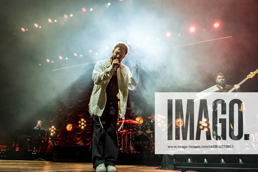 Calum Scott tritt am 3. Juni 2026 im Rahmen seiner The Avenoir Tour in der QUARTERBACK Immobilien ARENA in Leipzig auf. Rund 4.500 Zuschauer verfolgten das Konzert des britischen Sängers und Songwriters, der unter anderem die Hits You Are The Reason, Dancing On My Own, Biblical und No Matter What sowie aktuelle Songs seines neuen Albums präsentierte. Bekannt wurde Scott 2015 durch seine Teilnahme an der britischen Castingshow Britains Got Talent, wo er mit seiner Interpretation von Dancing On My Own den Golden Buzzer erhielt und international Aufmerksamkeit erlangte. Calum Scott Leipzig