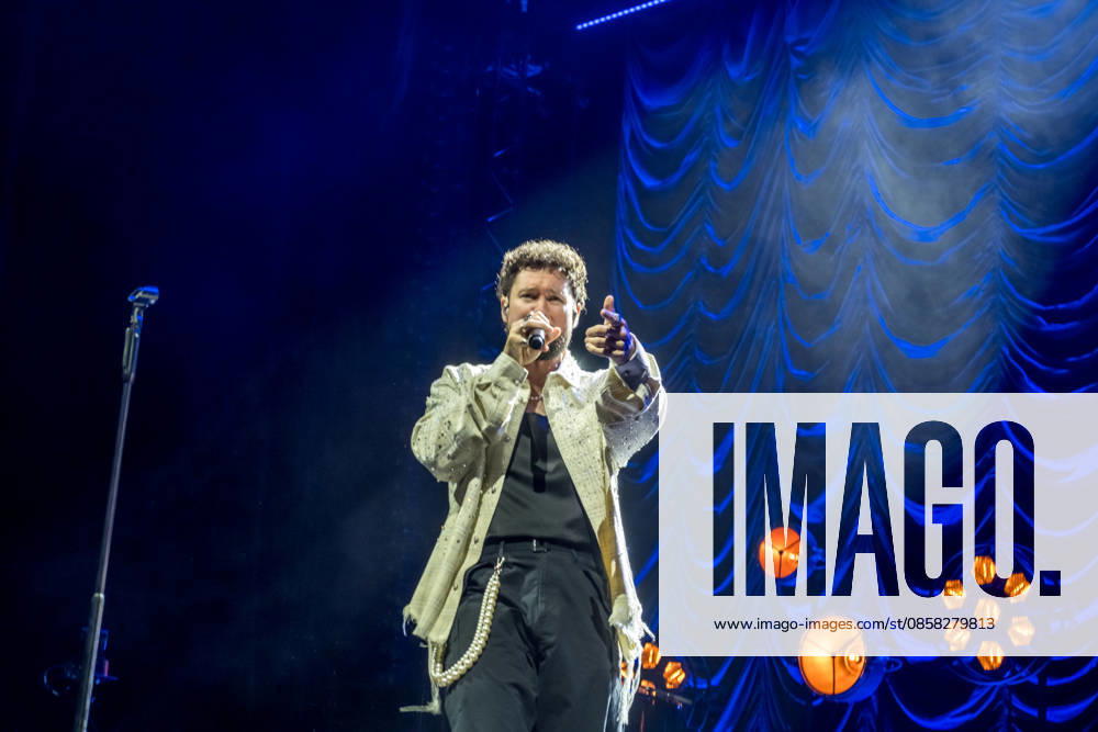 Calum Scott tritt am 3. Juni 2026 im Rahmen seiner The Avenoir Tour in der QUARTERBACK Immobilien ARENA in Leipzig auf. Rund 4.500 Zuschauer verfolgten das Konzert des britischen Sängers und Songwriters, der unter anderem die Hits You Are The Reason, Dancing On My Own, Biblical und No Matter What sowie aktuelle Songs seines neuen Albums präsentierte. Bekannt wurde Scott 2015 durch seine Teilnahme an der britischen Castingshow Britains Got Talent, wo er mit seiner Interpretation von Dancing On My Own den Golden Buzzer erhielt und international Aufmerksamkeit erlangte. Calum Scott Leipzig