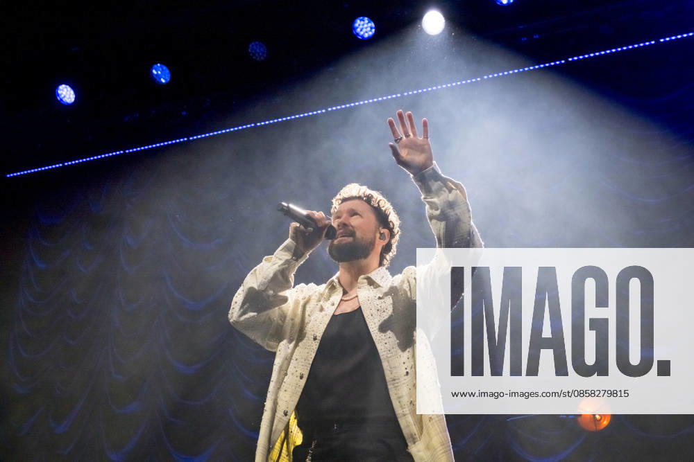 Calum Scott tritt am 3. Juni 2026 im Rahmen seiner The Avenoir Tour in der QUARTERBACK Immobilien ARENA in Leipzig auf. Rund 4.500 Zuschauer verfolgten das Konzert des britischen Sängers und Songwriters, der unter anderem die Hits You Are The Reason, Dancing On My Own, Biblical und No Matter What sowie aktuelle Songs seines neuen Albums präsentierte. Bekannt wurde Scott 2015 durch seine Teilnahme an der britischen Castingshow Britains Got Talent, wo er mit seiner Interpretation von Dancing On My Own den Golden Buzzer erhielt und international Aufmerksamkeit erlangte. Calum Scott Leipzig