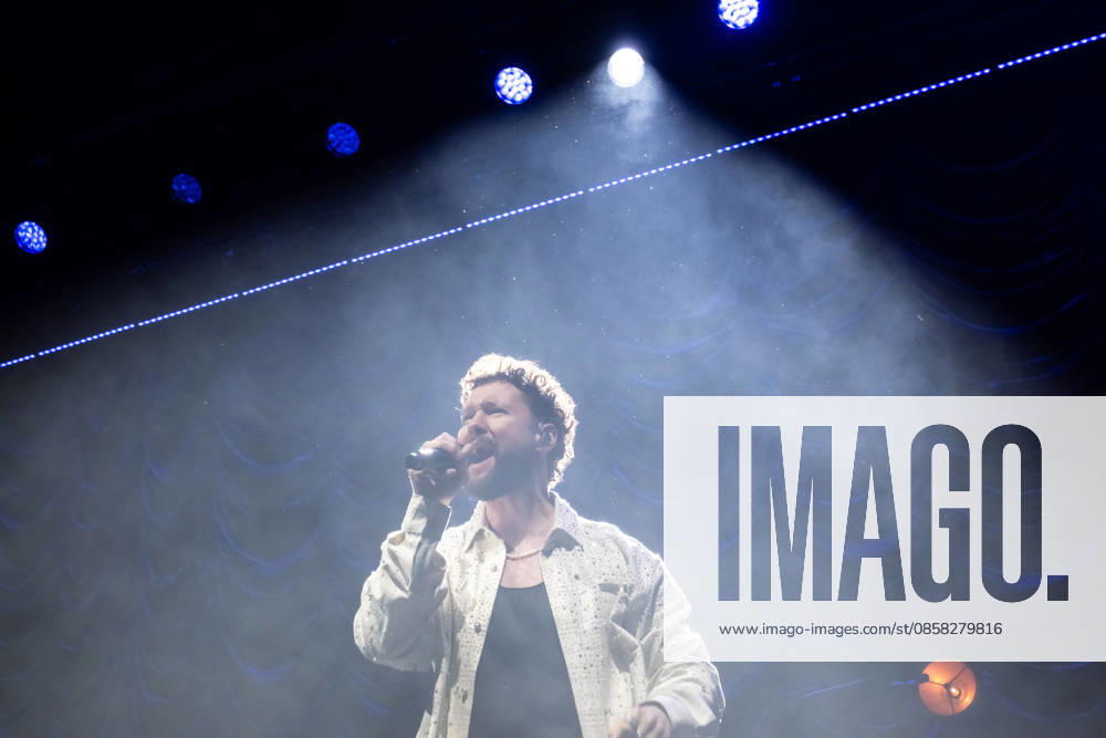 Calum Scott tritt am 3. Juni 2026 im Rahmen seiner The Avenoir Tour in der QUARTERBACK Immobilien ARENA in Leipzig auf. Rund 4.500 Zuschauer verfolgten das Konzert des britischen Sängers und Songwriters, der unter anderem die Hits You Are The Reason, Dancing On My Own, Biblical und No Matter What sowie aktuelle Songs seines neuen Albums präsentierte. Bekannt wurde Scott 2015 durch seine Teilnahme an der britischen Castingshow Britains Got Talent, wo er mit seiner Interpretation von Dancing On My Own den Golden Buzzer erhielt und international Aufmerksamkeit erlangte. Calum Scott Leipzig