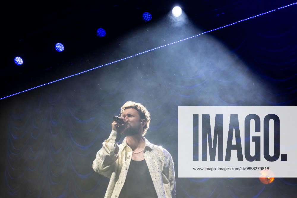 Calum Scott tritt am 3. Juni 2026 im Rahmen seiner The Avenoir Tour in der QUARTERBACK Immobilien ARENA in Leipzig auf. Rund 4.500 Zuschauer verfolgten das Konzert des britischen Sängers und Songwriters, der unter anderem die Hits You Are The Reason, Dancing On My Own, Biblical und No Matter What sowie aktuelle Songs seines neuen Albums präsentierte. Bekannt wurde Scott 2015 durch seine Teilnahme an der britischen Castingshow Britains Got Talent, wo er mit seiner Interpretation von Dancing On My Own den Golden Buzzer erhielt und international Aufmerksamkeit erlangte. Calum Scott Leipzig