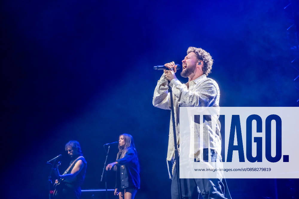 Calum Scott tritt am 3. Juni 2026 im Rahmen seiner The Avenoir Tour in der QUARTERBACK Immobilien ARENA in Leipzig auf. Rund 4.500 Zuschauer verfolgten das Konzert des britischen Sängers und Songwriters, der unter anderem die Hits You Are The Reason, Dancing On My Own, Biblical und No Matter What sowie aktuelle Songs seines neuen Albums präsentierte. Bekannt wurde Scott 2015 durch seine Teilnahme an der britischen Castingshow Britains Got Talent, wo er mit seiner Interpretation von Dancing On My Own den Golden Buzzer erhielt und international Aufmerksamkeit erlangte. Calum Scott Leipzig