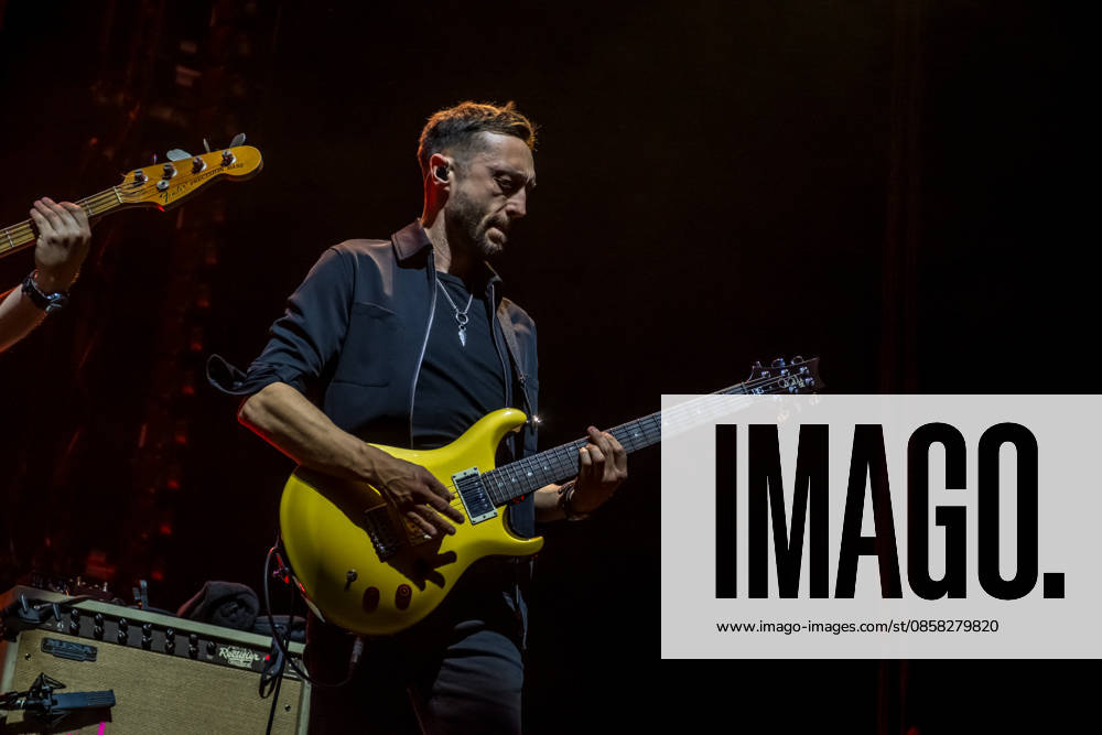 Calum Scott tritt am 3. Juni 2026 im Rahmen seiner The Avenoir Tour in der QUARTERBACK Immobilien ARENA in Leipzig auf. Rund 4.500 Zuschauer verfolgten das Konzert des britischen Sängers und Songwriters, der unter anderem die Hits You Are The Reason, Dancing On My Own, Biblical und No Matter What sowie aktuelle Songs seines neuen Albums präsentierte. Bekannt wurde Scott 2015 durch seine Teilnahme an der britischen Castingshow Britains Got Talent, wo er mit seiner Interpretation von Dancing On My Own den Golden Buzzer erhielt und international Aufmerksamkeit erlangte. Calum Scott Leipzig