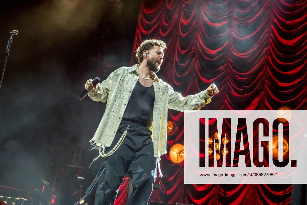 Calum Scott tritt am 3. Juni 2026 im Rahmen seiner The Avenoir Tour in der QUARTERBACK Immobilien ARENA in Leipzig auf. Rund 4.500 Zuschauer verfolgten das Konzert des britischen Sängers und Songwriters, der unter anderem die Hits You Are The Reason, Dancing On My Own, Biblical und No Matter What sowie aktuelle Songs seines neuen Albums präsentierte. Bekannt wurde Scott 2015 durch seine Teilnahme an der britischen Castingshow Britains Got Talent, wo er mit seiner Interpretation von Dancing On My Own den Golden Buzzer erhielt und international Aufmerksamkeit erlangte. Calum Scott Leipzig