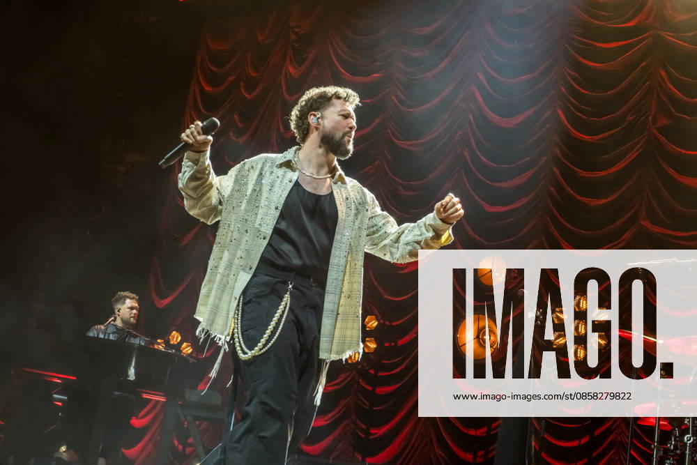 Calum Scott tritt am 3. Juni 2026 im Rahmen seiner The Avenoir Tour in der QUARTERBACK Immobilien ARENA in Leipzig auf. Rund 4.500 Zuschauer verfolgten das Konzert des britischen Sängers und Songwriters, der unter anderem die Hits You Are The Reason, Dancing On My Own, Biblical und No Matter What sowie aktuelle Songs seines neuen Albums präsentierte. Bekannt wurde Scott 2015 durch seine Teilnahme an der britischen Castingshow Britains Got Talent, wo er mit seiner Interpretation von Dancing On My Own den Golden Buzzer erhielt und international Aufmerksamkeit erlangte. Calum Scott Leipzig