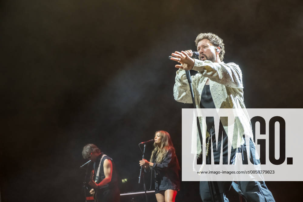 Calum Scott tritt am 3. Juni 2026 im Rahmen seiner The Avenoir Tour in der QUARTERBACK Immobilien ARENA in Leipzig auf. Rund 4.500 Zuschauer verfolgten das Konzert des britischen Sängers und Songwriters, der unter anderem die Hits You Are The Reason, Dancing On My Own, Biblical und No Matter What sowie aktuelle Songs seines neuen Albums präsentierte. Bekannt wurde Scott 2015 durch seine Teilnahme an der britischen Castingshow Britains Got Talent, wo er mit seiner Interpretation von Dancing On My Own den Golden Buzzer erhielt und international Aufmerksamkeit erlangte. Calum Scott Leipzig