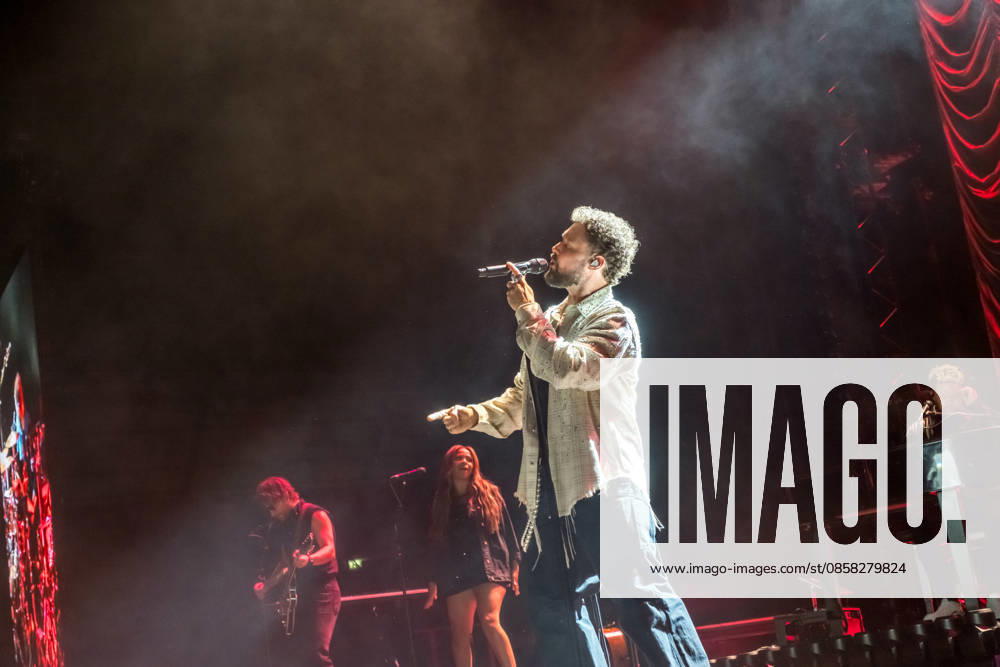 Calum Scott tritt am 3. Juni 2026 im Rahmen seiner The Avenoir Tour in der QUARTERBACK Immobilien ARENA in Leipzig auf. Rund 4.500 Zuschauer verfolgten das Konzert des britischen Sängers und Songwriters, der unter anderem die Hits You Are The Reason, Dancing On My Own, Biblical und No Matter What sowie aktuelle Songs seines neuen Albums präsentierte. Bekannt wurde Scott 2015 durch seine Teilnahme an der britischen Castingshow Britains Got Talent, wo er mit seiner Interpretation von Dancing On My Own den Golden Buzzer erhielt und international Aufmerksamkeit erlangte. Calum Scott Leipzig