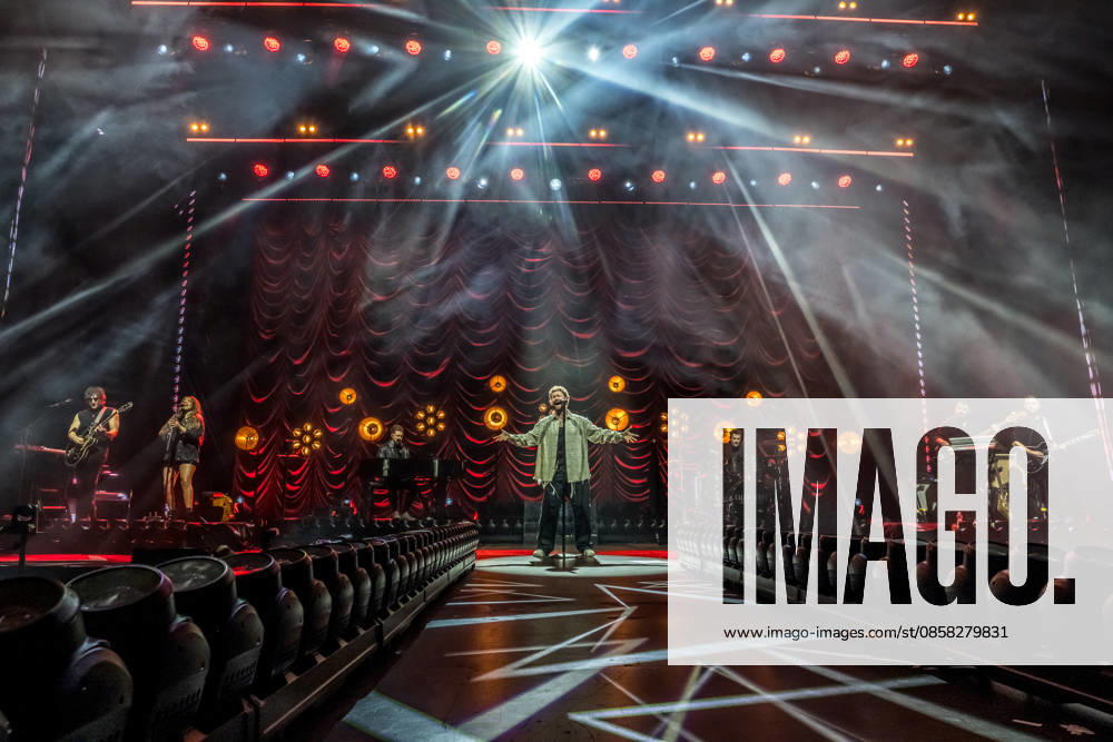 Calum Scott tritt am 3. Juni 2026 im Rahmen seiner The Avenoir Tour in der QUARTERBACK Immobilien ARENA in Leipzig auf. Rund 4.500 Zuschauer verfolgten das Konzert des britischen Sängers und Songwriters, der unter anderem die Hits You Are The Reason, Dancing On My Own, Biblical und No Matter What sowie aktuelle Songs seines neuen Albums präsentierte. Bekannt wurde Scott 2015 durch seine Teilnahme an der britischen Castingshow Britains Got Talent, wo er mit seiner Interpretation von Dancing On My Own den Golden Buzzer erhielt und international Aufmerksamkeit erlangte. Calum Scott Leipzig