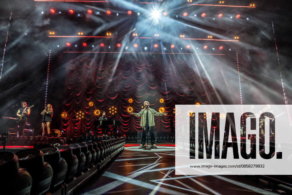 Calum Scott tritt am 3. Juni 2026 im Rahmen seiner The Avenoir Tour in der QUARTERBACK Immobilien ARENA in Leipzig auf. Rund 4.500 Zuschauer verfolgten das Konzert des britischen Sängers und Songwriters, der unter anderem die Hits You Are The Reason, Dancing On My Own, Biblical und No Matter What sowie aktuelle Songs seines neuen Albums präsentierte. Bekannt wurde Scott 2015 durch seine Teilnahme an der britischen Castingshow Britains Got Talent, wo er mit seiner Interpretation von Dancing On My Own den Golden Buzzer erhielt und international Aufmerksamkeit erlangte. Calum Scott Leipzig