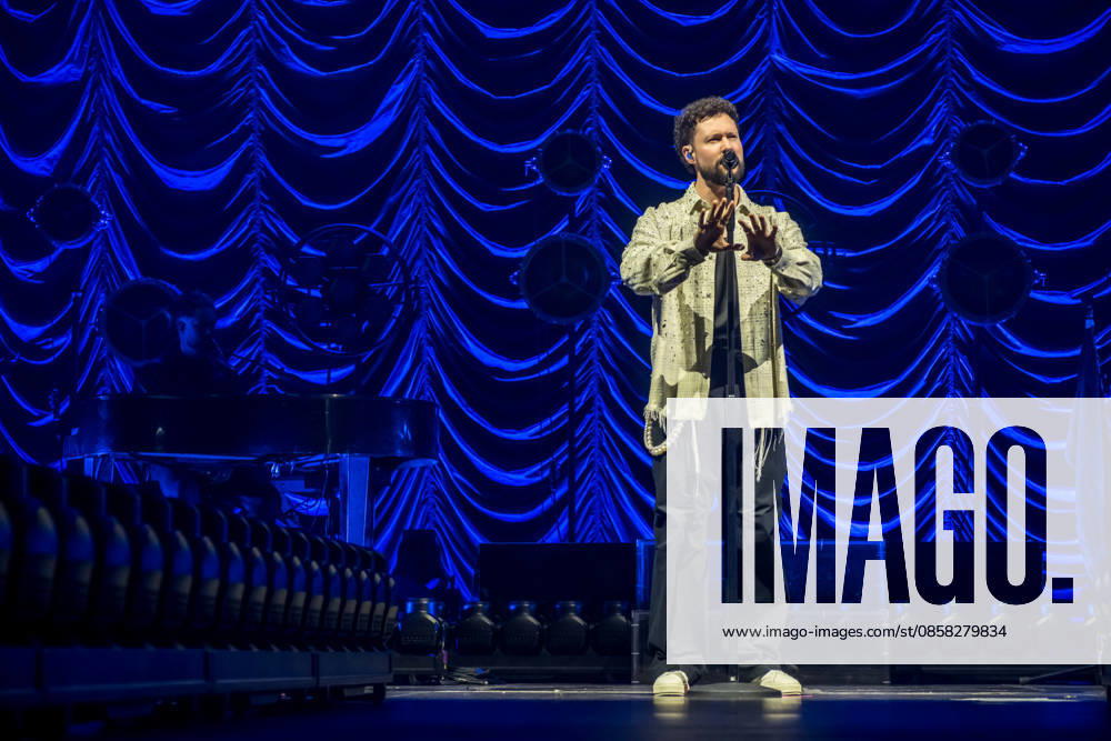 Calum Scott tritt am 3. Juni 2026 im Rahmen seiner The Avenoir Tour in der QUARTERBACK Immobilien ARENA in Leipzig auf. Rund 4.500 Zuschauer verfolgten das Konzert des britischen Sängers und Songwriters, der unter anderem die Hits You Are The Reason, Dancing On My Own, Biblical und No Matter What sowie aktuelle Songs seines neuen Albums präsentierte. Bekannt wurde Scott 2015 durch seine Teilnahme an der britischen Castingshow Britains Got Talent, wo er mit seiner Interpretation von Dancing On My Own den Golden Buzzer erhielt und international Aufmerksamkeit erlangte. Calum Scott Leipzig
