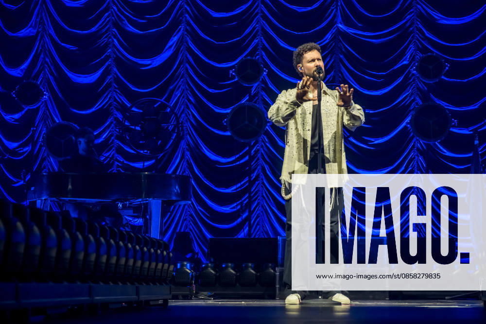 Calum Scott tritt am 3. Juni 2026 im Rahmen seiner The Avenoir Tour in der QUARTERBACK Immobilien ARENA in Leipzig auf. Rund 4.500 Zuschauer verfolgten das Konzert des britischen Sängers und Songwriters, der unter anderem die Hits You Are The Reason, Dancing On My Own, Biblical und No Matter What sowie aktuelle Songs seines neuen Albums präsentierte. Bekannt wurde Scott 2015 durch seine Teilnahme an der britischen Castingshow Britains Got Talent, wo er mit seiner Interpretation von Dancing On My Own den Golden Buzzer erhielt und international Aufmerksamkeit erlangte. Calum Scott Leipzig