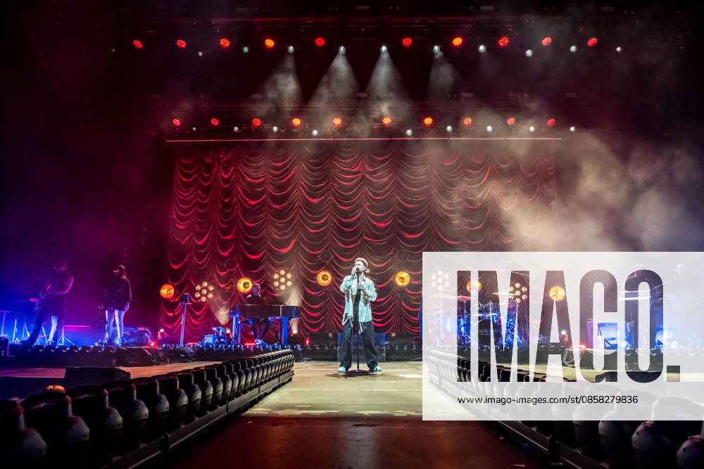 Calum Scott tritt am 3. Juni 2026 im Rahmen seiner The Avenoir Tour in der QUARTERBACK Immobilien ARENA in Leipzig auf. Rund 4.500 Zuschauer verfolgten das Konzert des britischen Sängers und Songwriters, der unter anderem die Hits You Are The Reason, Dancing On My Own, Biblical und No Matter What sowie aktuelle Songs seines neuen Albums präsentierte. Bekannt wurde Scott 2015 durch seine Teilnahme an der britischen Castingshow Britains Got Talent, wo er mit seiner Interpretation von Dancing On My Own den Golden Buzzer erhielt und international Aufmerksamkeit erlangte. Calum Scott Leipzig