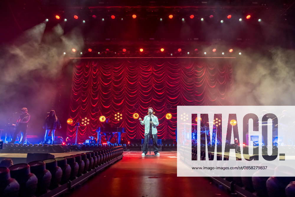Calum Scott tritt am 3. Juni 2026 im Rahmen seiner The Avenoir Tour in der QUARTERBACK Immobilien ARENA in Leipzig auf. Rund 4.500 Zuschauer verfolgten das Konzert des britischen Sängers und Songwriters, der unter anderem die Hits You Are The Reason, Dancing On My Own, Biblical und No Matter What sowie aktuelle Songs seines neuen Albums präsentierte. Bekannt wurde Scott 2015 durch seine Teilnahme an der britischen Castingshow Britains Got Talent, wo er mit seiner Interpretation von Dancing On My Own den Golden Buzzer erhielt und international Aufmerksamkeit erlangte. Calum Scott Leipzig