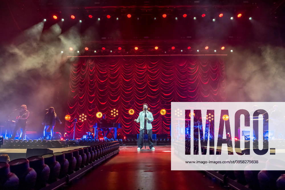 Calum Scott tritt am 3. Juni 2026 im Rahmen seiner The Avenoir Tour in der QUARTERBACK Immobilien ARENA in Leipzig auf. Rund 4.500 Zuschauer verfolgten das Konzert des britischen Sängers und Songwriters, der unter anderem die Hits You Are The Reason, Dancing On My Own, Biblical und No Matter What sowie aktuelle Songs seines neuen Albums präsentierte. Bekannt wurde Scott 2015 durch seine Teilnahme an der britischen Castingshow Britains Got Talent, wo er mit seiner Interpretation von Dancing On My Own den Golden Buzzer erhielt und international Aufmerksamkeit erlangte. Calum Scott Leipzig