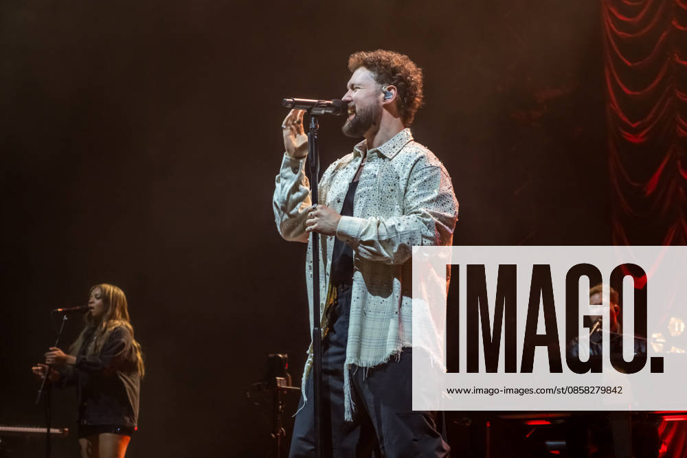 Calum Scott tritt am 3. Juni 2026 im Rahmen seiner The Avenoir Tour in der QUARTERBACK Immobilien ARENA in Leipzig auf. Rund 4.500 Zuschauer verfolgten das Konzert des britischen Sängers und Songwriters, der unter anderem die Hits You Are The Reason, Dancing On My Own, Biblical und No Matter What sowie aktuelle Songs seines neuen Albums präsentierte. Bekannt wurde Scott 2015 durch seine Teilnahme an der britischen Castingshow Britains Got Talent, wo er mit seiner Interpretation von Dancing On My Own den Golden Buzzer erhielt und international Aufmerksamkeit erlangte. Calum Scott Leipzig