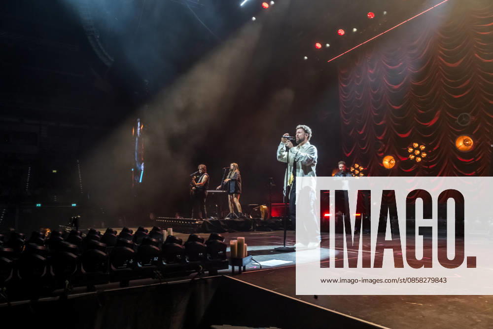 Calum Scott tritt am 3. Juni 2026 im Rahmen seiner The Avenoir Tour in der QUARTERBACK Immobilien ARENA in Leipzig auf. Rund 4.500 Zuschauer verfolgten das Konzert des britischen Sängers und Songwriters, der unter anderem die Hits You Are The Reason, Dancing On My Own, Biblical und No Matter What sowie aktuelle Songs seines neuen Albums präsentierte. Bekannt wurde Scott 2015 durch seine Teilnahme an der britischen Castingshow Britains Got Talent, wo er mit seiner Interpretation von Dancing On My Own den Golden Buzzer erhielt und international Aufmerksamkeit erlangte. Calum Scott Leipzig