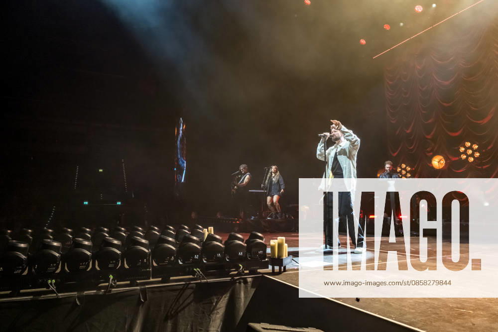 Calum Scott tritt am 3. Juni 2026 im Rahmen seiner The Avenoir Tour in der QUARTERBACK Immobilien ARENA in Leipzig auf. Rund 4.500 Zuschauer verfolgten das Konzert des britischen Sängers und Songwriters, der unter anderem die Hits You Are The Reason, Dancing On My Own, Biblical und No Matter What sowie aktuelle Songs seines neuen Albums präsentierte. Bekannt wurde Scott 2015 durch seine Teilnahme an der britischen Castingshow Britains Got Talent, wo er mit seiner Interpretation von Dancing On My Own den Golden Buzzer erhielt und international Aufmerksamkeit erlangte. Calum Scott Leipzig