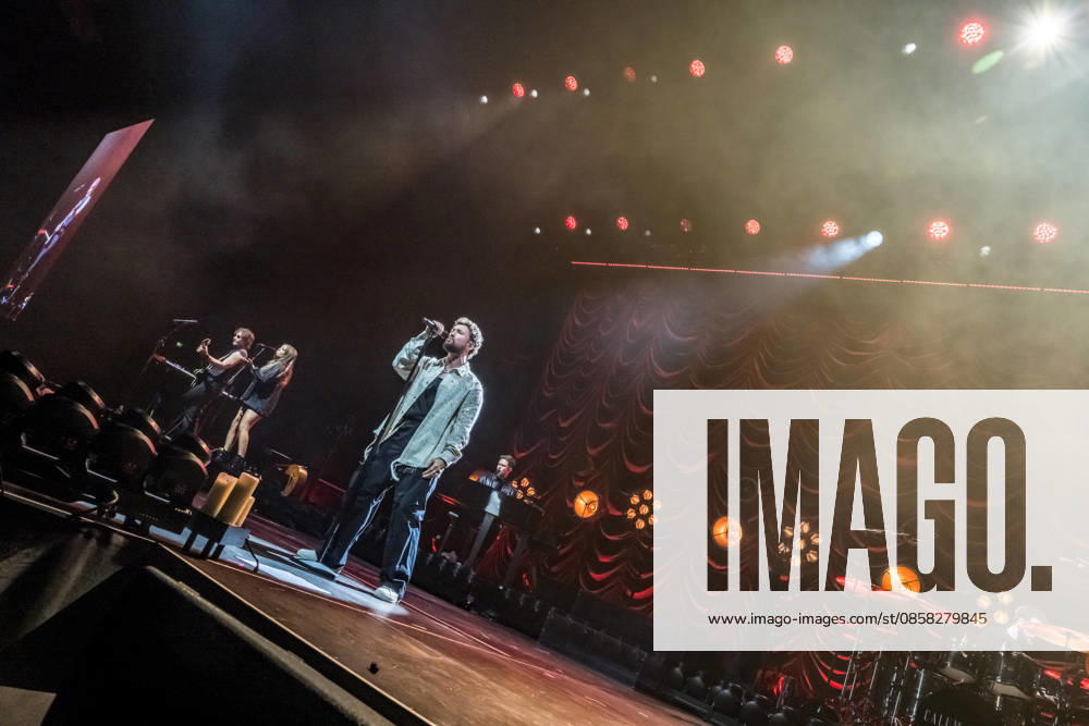 Calum Scott tritt am 3. Juni 2026 im Rahmen seiner The Avenoir Tour in der QUARTERBACK Immobilien ARENA in Leipzig auf. Rund 4.500 Zuschauer verfolgten das Konzert des britischen Sängers und Songwriters, der unter anderem die Hits You Are The Reason, Dancing On My Own, Biblical und No Matter What sowie aktuelle Songs seines neuen Albums präsentierte. Bekannt wurde Scott 2015 durch seine Teilnahme an der britischen Castingshow Britains Got Talent, wo er mit seiner Interpretation von Dancing On My Own den Golden Buzzer erhielt und international Aufmerksamkeit erlangte. Calum Scott Leipzig