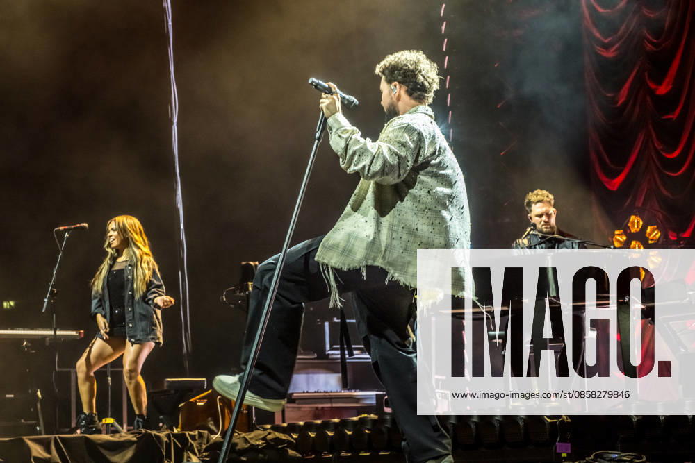 Calum Scott tritt am 3. Juni 2026 im Rahmen seiner The Avenoir Tour in der QUARTERBACK Immobilien ARENA in Leipzig auf. Rund 4.500 Zuschauer verfolgten das Konzert des britischen Sängers und Songwriters, der unter anderem die Hits You Are The Reason, Dancing On My Own, Biblical und No Matter What sowie aktuelle Songs seines neuen Albums präsentierte. Bekannt wurde Scott 2015 durch seine Teilnahme an der britischen Castingshow Britains Got Talent, wo er mit seiner Interpretation von Dancing On My Own den Golden Buzzer erhielt und international Aufmerksamkeit erlangte. Calum Scott Leipzig