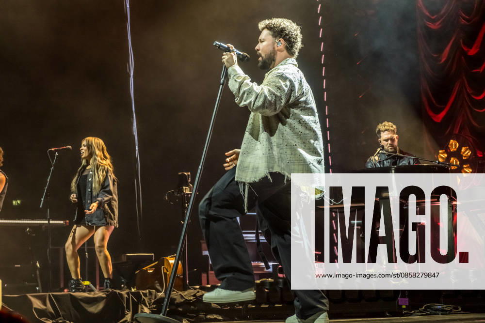 Calum Scott tritt am 3. Juni 2026 im Rahmen seiner The Avenoir Tour in der QUARTERBACK Immobilien ARENA in Leipzig auf. Rund 4.500 Zuschauer verfolgten das Konzert des britischen Sängers und Songwriters, der unter anderem die Hits You Are The Reason, Dancing On My Own, Biblical und No Matter What sowie aktuelle Songs seines neuen Albums präsentierte. Bekannt wurde Scott 2015 durch seine Teilnahme an der britischen Castingshow Britains Got Talent, wo er mit seiner Interpretation von Dancing On My Own den Golden Buzzer erhielt und international Aufmerksamkeit erlangte. Calum Scott Leipzig