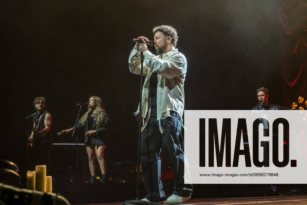 Calum Scott tritt am 3. Juni 2026 im Rahmen seiner The Avenoir Tour in der QUARTERBACK Immobilien ARENA in Leipzig auf. Rund 4.500 Zuschauer verfolgten das Konzert des britischen Sängers und Songwriters, der unter anderem die Hits You Are The Reason, Dancing On My Own, Biblical und No Matter What sowie aktuelle Songs seines neuen Albums präsentierte. Bekannt wurde Scott 2015 durch seine Teilnahme an der britischen Castingshow Britains Got Talent, wo er mit seiner Interpretation von Dancing On My Own den Golden Buzzer erhielt und international Aufmerksamkeit erlangte. Calum Scott Leipzig