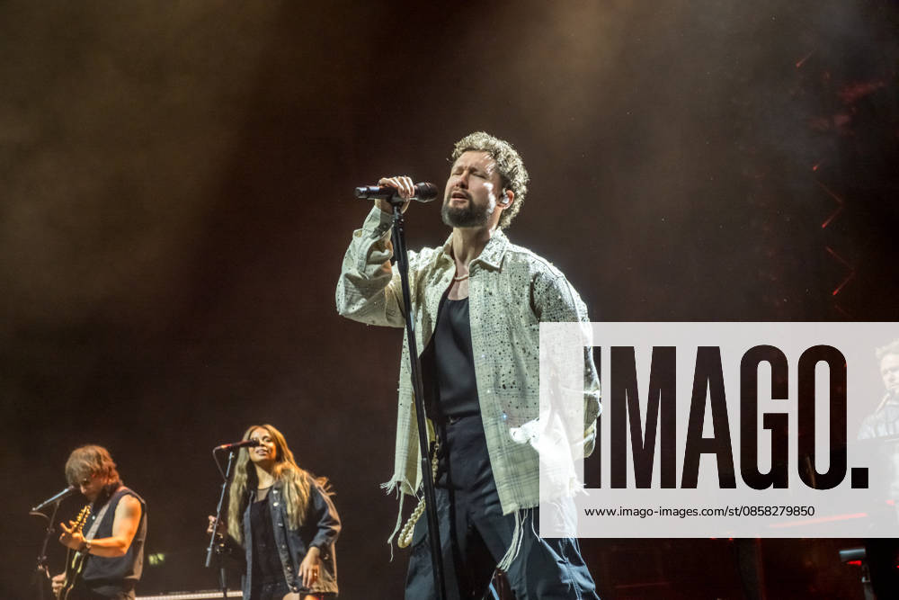 Calum Scott tritt am 3. Juni 2026 im Rahmen seiner The Avenoir Tour in der QUARTERBACK Immobilien ARENA in Leipzig auf. Rund 4.500 Zuschauer verfolgten das Konzert des britischen Sängers und Songwriters, der unter anderem die Hits You Are The Reason, Dancing On My Own, Biblical und No Matter What sowie aktuelle Songs seines neuen Albums präsentierte. Bekannt wurde Scott 2015 durch seine Teilnahme an der britischen Castingshow Britains Got Talent, wo er mit seiner Interpretation von Dancing On My Own den Golden Buzzer erhielt und international Aufmerksamkeit erlangte. Calum Scott Leipzig