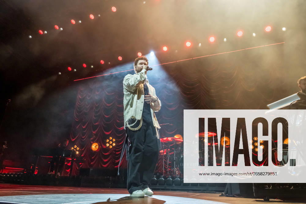 Calum Scott tritt am 3. Juni 2026 im Rahmen seiner The Avenoir Tour in der QUARTERBACK Immobilien ARENA in Leipzig auf. Rund 4.500 Zuschauer verfolgten das Konzert des britischen Sängers und Songwriters, der unter anderem die Hits You Are The Reason, Dancing On My Own, Biblical und No Matter What sowie aktuelle Songs seines neuen Albums präsentierte. Bekannt wurde Scott 2015 durch seine Teilnahme an der britischen Castingshow Britains Got Talent, wo er mit seiner Interpretation von Dancing On My Own den Golden Buzzer erhielt und international Aufmerksamkeit erlangte. Calum Scott Leipzig