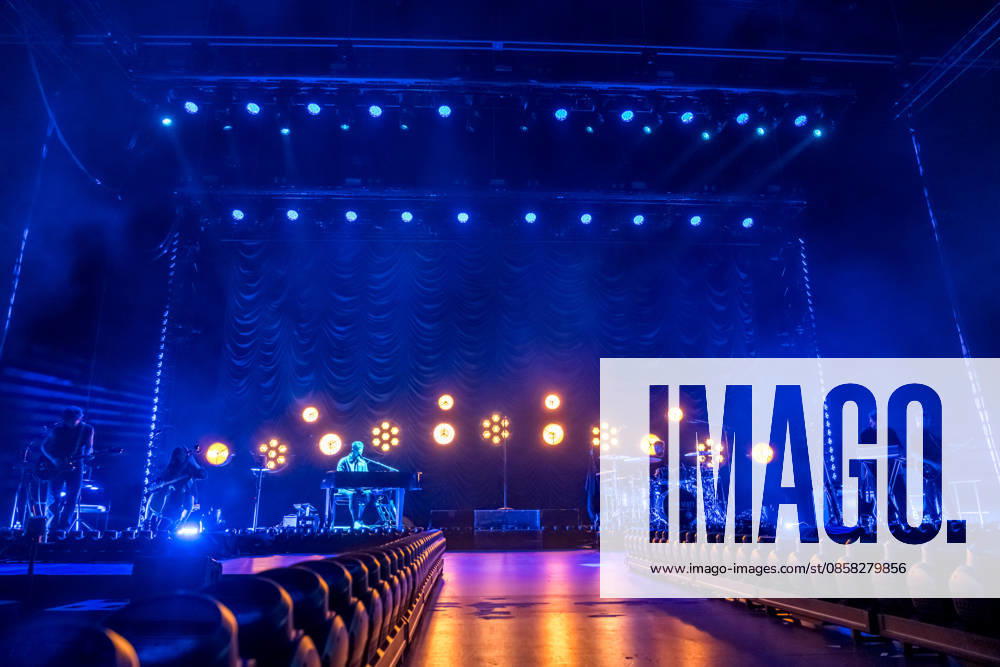 Calum Scott tritt am 3. Juni 2026 im Rahmen seiner The Avenoir Tour in der QUARTERBACK Immobilien ARENA in Leipzig auf. Rund 4.500 Zuschauer verfolgten das Konzert des britischen Sängers und Songwriters, der unter anderem die Hits You Are The Reason, Dancing On My Own, Biblical und No Matter What sowie aktuelle Songs seines neuen Albums präsentierte. Bekannt wurde Scott 2015 durch seine Teilnahme an der britischen Castingshow Britains Got Talent, wo er mit seiner Interpretation von Dancing On My Own den Golden Buzzer erhielt und international Aufmerksamkeit erlangte. Calum Scott Leipzig