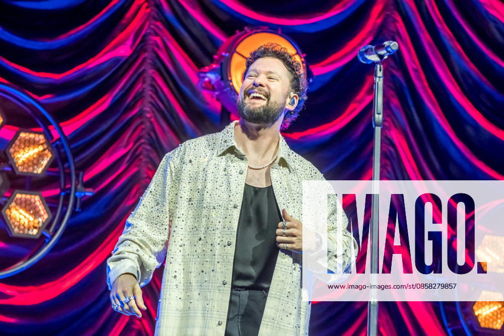 Calum Scott tritt am 3. Juni 2026 im Rahmen seiner The Avenoir Tour in der QUARTERBACK Immobilien ARENA in Leipzig auf. Rund 4.500 Zuschauer verfolgten das Konzert des britischen Sängers und Songwriters, der unter anderem die Hits You Are The Reason, Dancing On My Own, Biblical und No Matter What sowie aktuelle Songs seines neuen Albums präsentierte. Bekannt wurde Scott 2015 durch seine Teilnahme an der britischen Castingshow Britains Got Talent, wo er mit seiner Interpretation von Dancing On My Own den Golden Buzzer erhielt und international Aufmerksamkeit erlangte. Calum Scott Leipzig