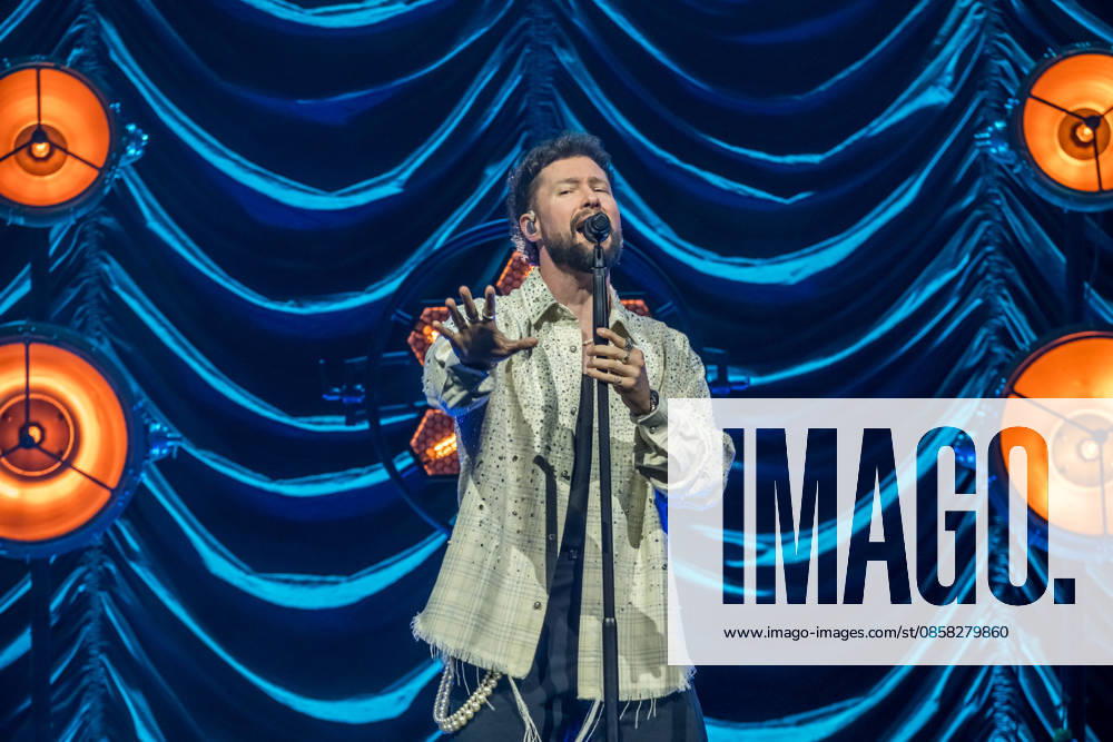 Calum Scott tritt am 3. Juni 2026 im Rahmen seiner The Avenoir Tour in der QUARTERBACK Immobilien ARENA in Leipzig auf. Rund 4.500 Zuschauer verfolgten das Konzert des britischen Sängers und Songwriters, der unter anderem die Hits You Are The Reason, Dancing On My Own, Biblical und No Matter What sowie aktuelle Songs seines neuen Albums präsentierte. Bekannt wurde Scott 2015 durch seine Teilnahme an der britischen Castingshow Britains Got Talent, wo er mit seiner Interpretation von Dancing On My Own den Golden Buzzer erhielt und international Aufmerksamkeit erlangte. Calum Scott Leipzig