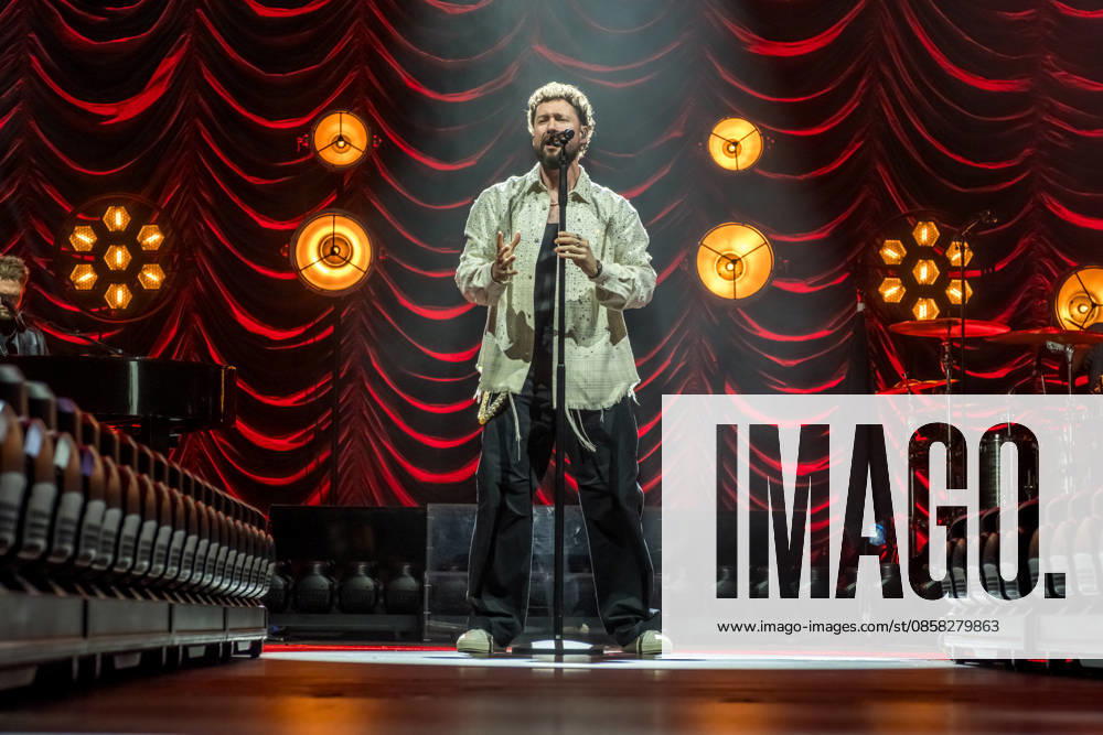 Calum Scott tritt am 3. Juni 2026 im Rahmen seiner The Avenoir Tour in der QUARTERBACK Immobilien ARENA in Leipzig auf. Rund 4.500 Zuschauer verfolgten das Konzert des britischen Sängers und Songwriters, der unter anderem die Hits You Are The Reason, Dancing On My Own, Biblical und No Matter What sowie aktuelle Songs seines neuen Albums präsentierte. Bekannt wurde Scott 2015 durch seine Teilnahme an der britischen Castingshow Britains Got Talent, wo er mit seiner Interpretation von Dancing On My Own den Golden Buzzer erhielt und international Aufmerksamkeit erlangte. Calum Scott Leipzig