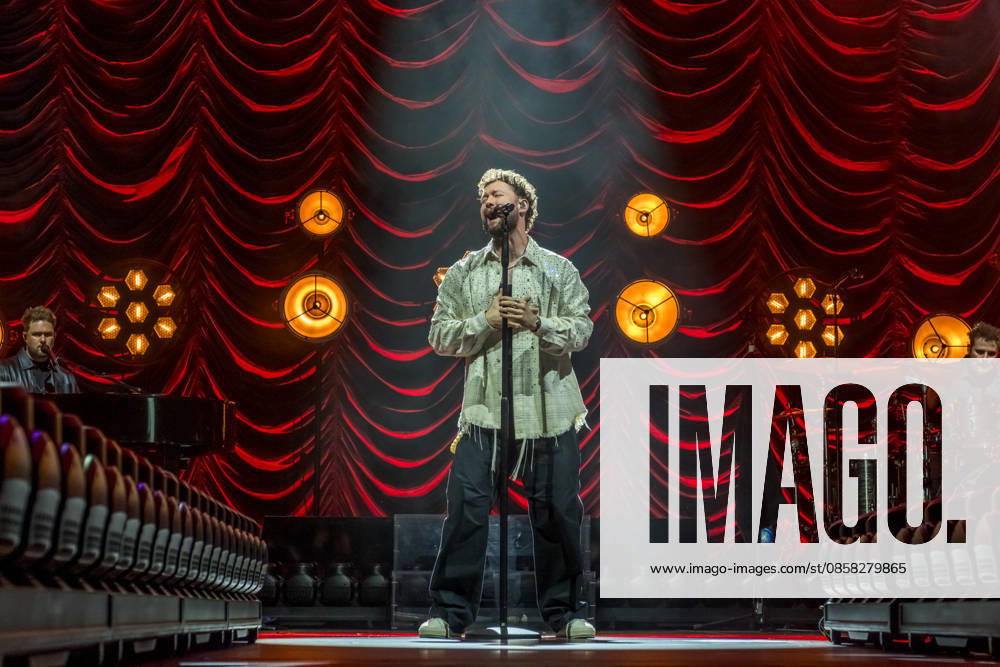 Calum Scott tritt am 3. Juni 2026 im Rahmen seiner The Avenoir Tour in der QUARTERBACK Immobilien ARENA in Leipzig auf. Rund 4.500 Zuschauer verfolgten das Konzert des britischen Sängers und Songwriters, der unter anderem die Hits You Are The Reason, Dancing On My Own, Biblical und No Matter What sowie aktuelle Songs seines neuen Albums präsentierte. Bekannt wurde Scott 2015 durch seine Teilnahme an der britischen Castingshow Britains Got Talent, wo er mit seiner Interpretation von Dancing On My Own den Golden Buzzer erhielt und international Aufmerksamkeit erlangte. Calum Scott Leipzig